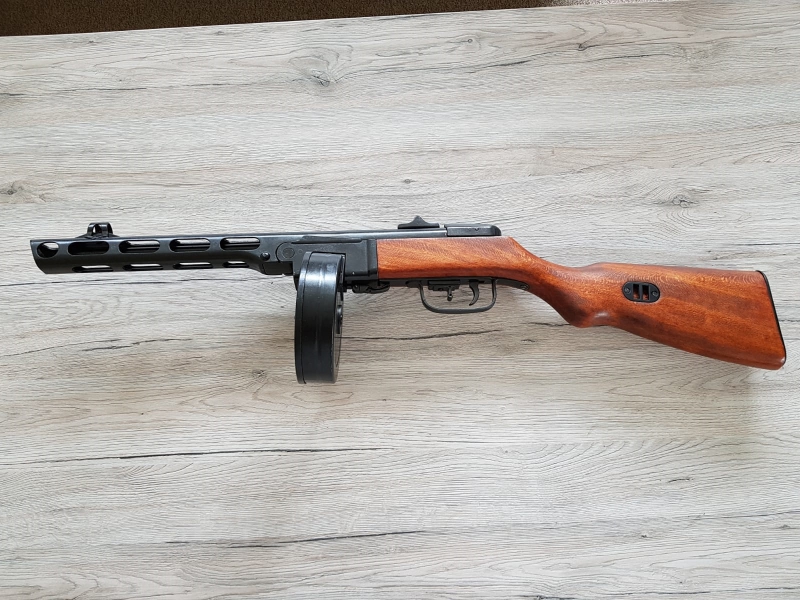 PPSh-41 Maschinenpistole - Dekomodellwaffe