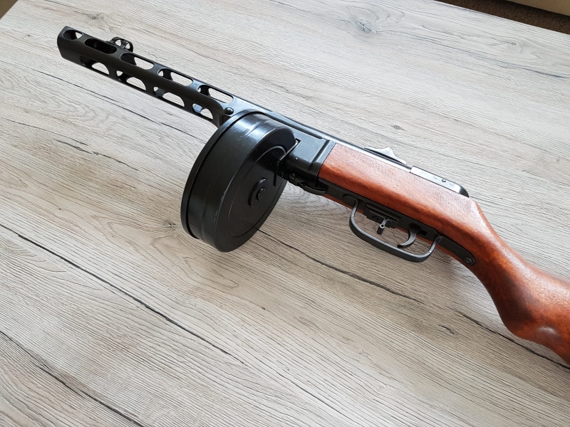 PPSh-41 Maschinenpistole - Dekomodellwaffe