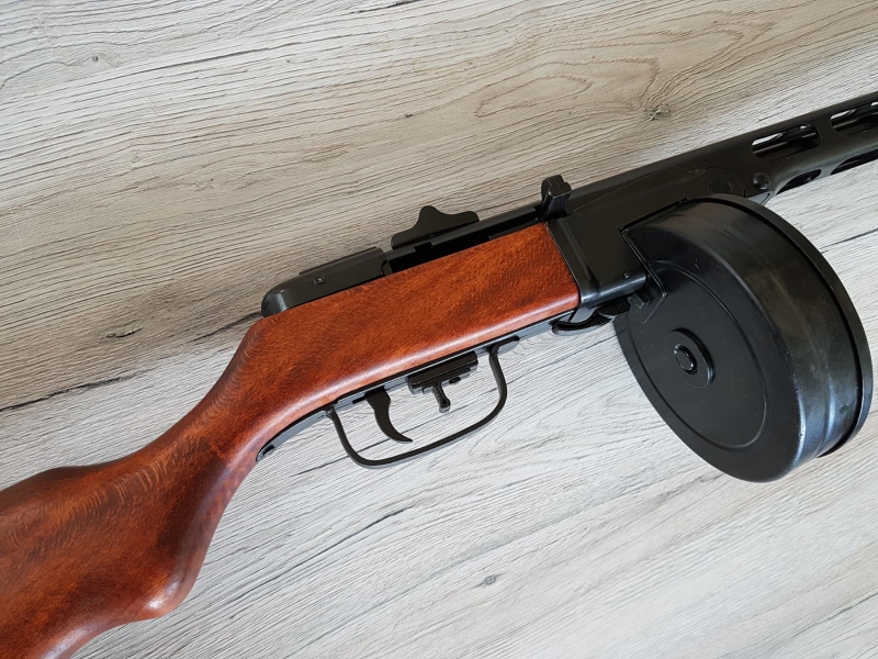 PPSh-41 Maschinenpistole - Dekomodellwaffe