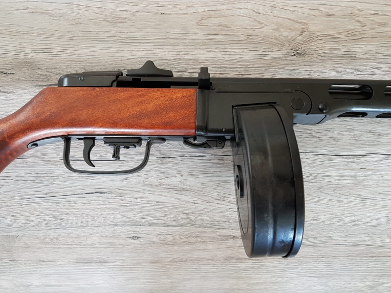 PPSh-41 Maschinenpistole - Dekomodellwaffe