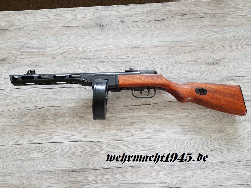 PPSh-41 Maschinenpistole mit Gurt - Dekomodellwaffe