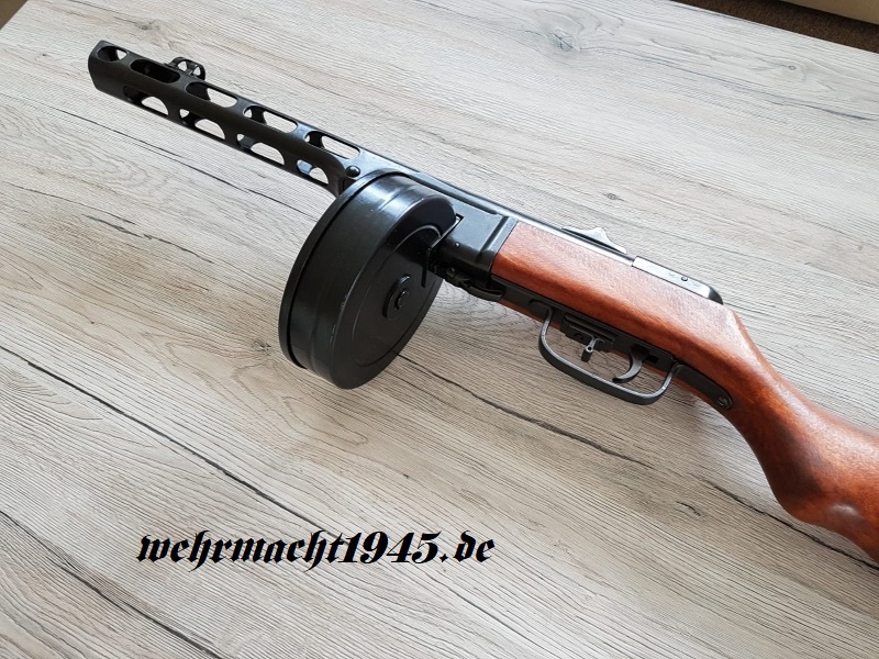 PPSh-41 Maschinenpistole mit Gurt - Dekomodellwaffe