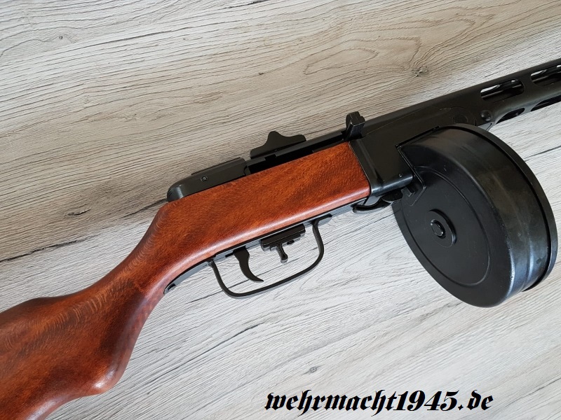 PPSh-41 Maschinenpistole mit Gurt - Dekomodellwaffe