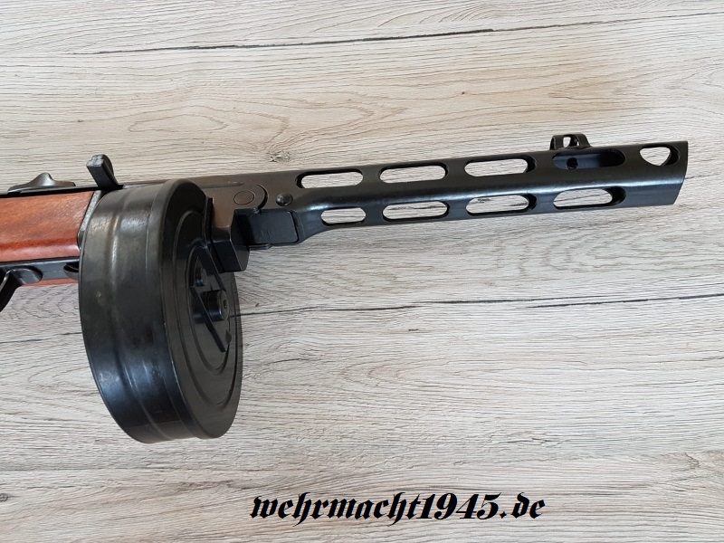 PPSh-41 Maschinenpistole mit Gurt - Dekomodellwaffe