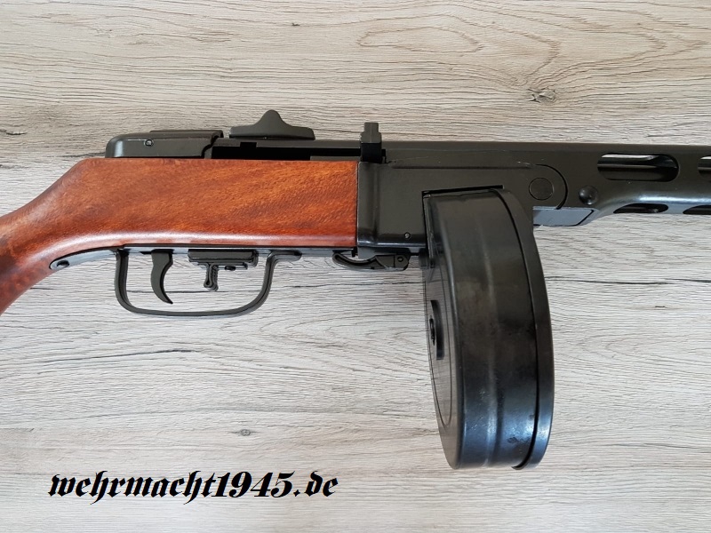 PPSh-41 Maschinenpistole mit Gurt - Dekomodellwaffe