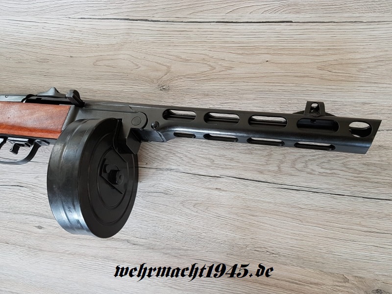 PPSh-41 Maschinenpistole mit Gurt - Dekomodellwaffe