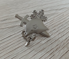Wehrmacht Stahlhelm, Schwert - Anstecker