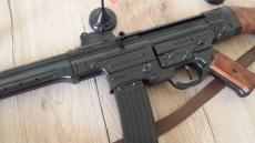 Sturmgewehr StG 44 aus Metall mit Gurt Deko Modellwaffe