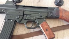 Sturmgewehr StG 44 aus Metall mit Gurt Deko Modellwaffe