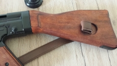 Sturmgewehr StG 44 aus Metall mit Gurt Deko Modellwaffe