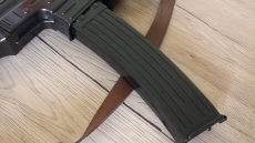 Sturmgewehr StG 44 aus Metall mit Gurt Deko Modellwaffe