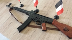 Sturmgewehr StG 44 aus Metall mit Gurt Deko Modellwaffe