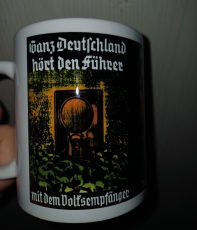Ganz Deutschland hört den Führer mit dem Volksempfänger Tasse