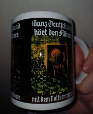 Ganz Deutschland hört den Führer mit dem Volksempfänger Tasse