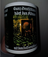 Ganz Deutschland hört den Führer mit dem Volksempfänger 4 Tassen