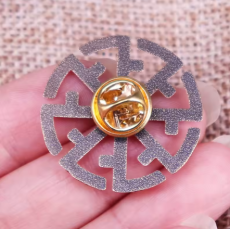 Schwarze Sonne Anstecker