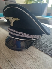 M32 SS Offizier Schirmmütze mit Reichsadler Anstecker