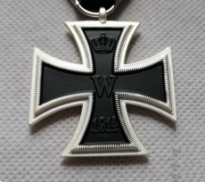 Eisernes Kreuz 2. Klasse 1870 Tragweise am schwarz/weißen Band