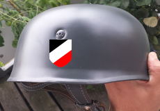 Fallschirmjägerhelm mit Helmabzeichen