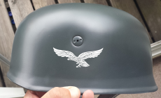Fallschirmjägerhelm mit Helmabzeichen