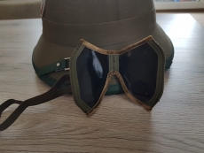 Afrika Korps Tropenhelm mit Sturmbrille und Helmabzeichen