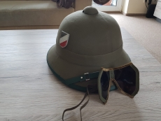Afrika Korps Tropenhelm mit Sturmbrille und Helmabzeichen