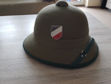 Afrika Korps Tropenhelm mit Sturmbrille und Helmabzeichen