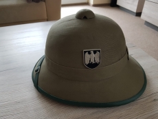 Afrika Korps Tropenhelm mit Sturmbrille und Helmabzeichen