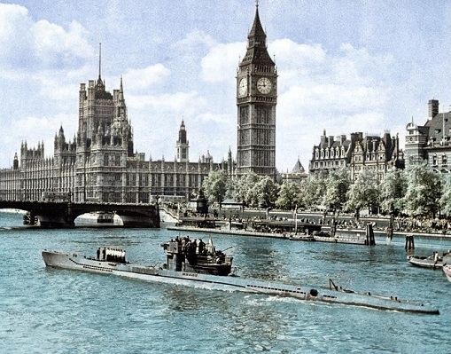 Deutsches U-Boot U-776 in Westminster, London, England 1945 - Poster 60x45cm