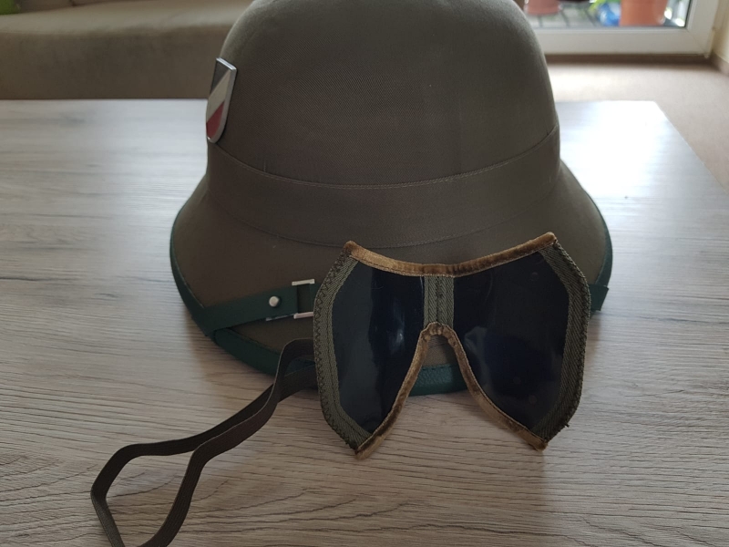 Afrika Korps Tropenhelm mit Sturmbrille und Helmabzeichen