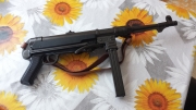 MP 40 mit Gurt Deko Modellwaffe