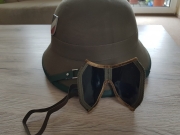 Afrika Korps Tropenhelm mit Sturmbrille und Helmabzeichen